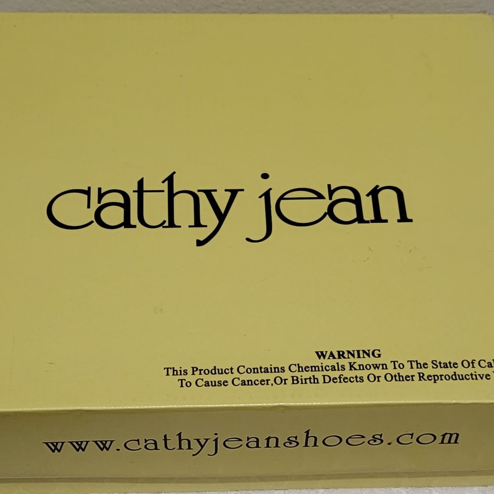 Low-cut pair of boots